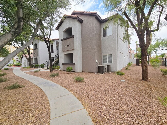 Building Photo - BEAUTIFUL 2 BEDROOM / 2 BATH LOWER LEVEL C...
