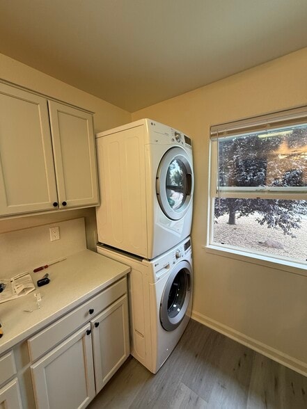 Building Photo - 625 Sunny Ln