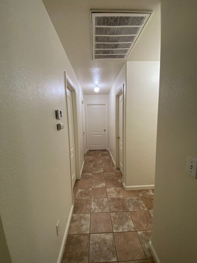 Building Photo - Coming soon, Beautiful Home located SE Visalia!