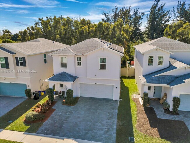 Building Photo - 1827 Lake Cove Dr