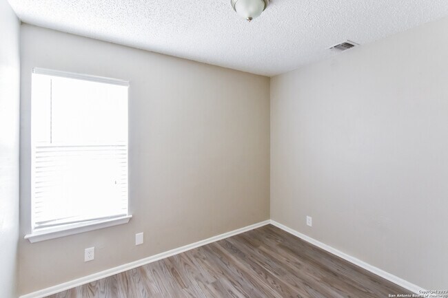Building Photo - 9387 Valley Bend