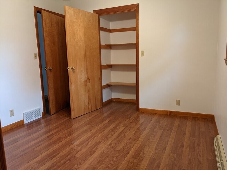 MB closet - 705 Taylor St