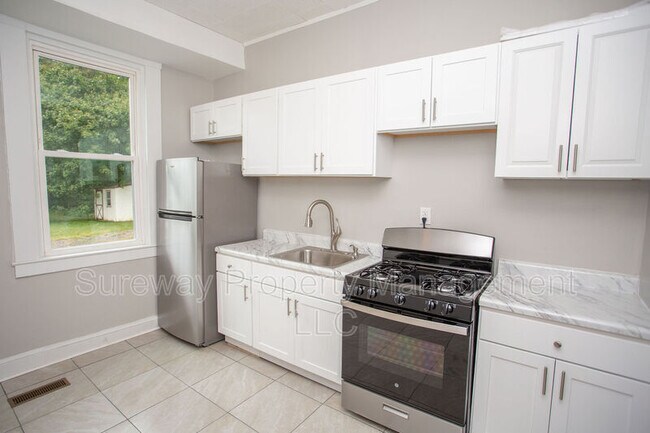 Building Photo - 614 Main St