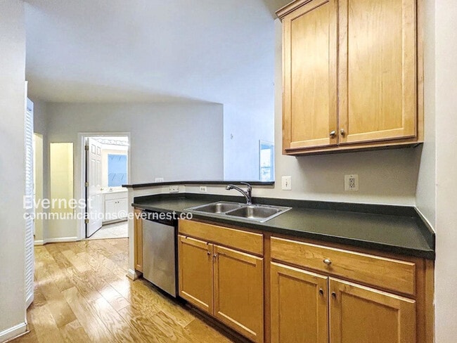 Building Photo - 1-Bed, 1-Bath Modern Condo with Balcony and Off-Street Parking