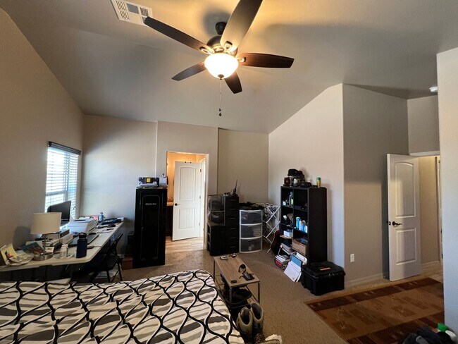 Building Photo - SOLAR HOME!!