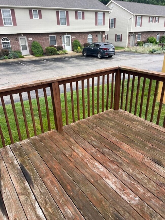 Building Photo - 2 bedroom, 1.5 bath Townhouse: Oaklawn Park!