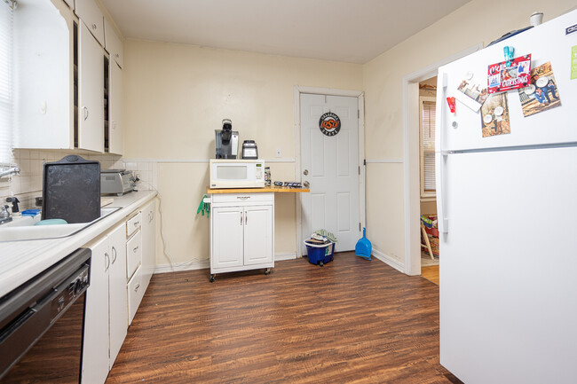 Kitchen - 2123 W Sherwood Ave