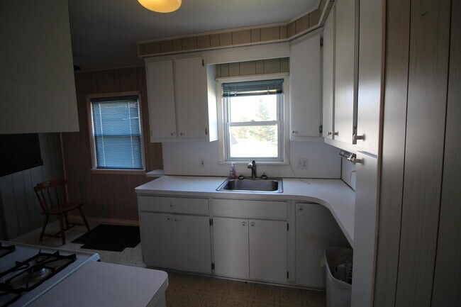 Building Photo - 14383 Mercedes