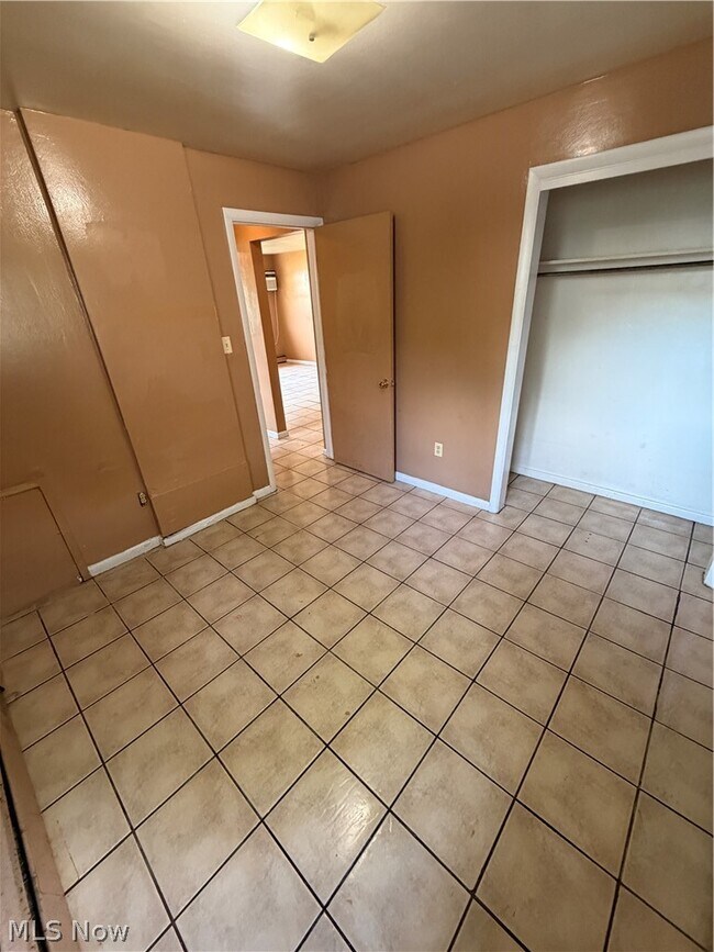Building Photo - 3055 Hadley Ave