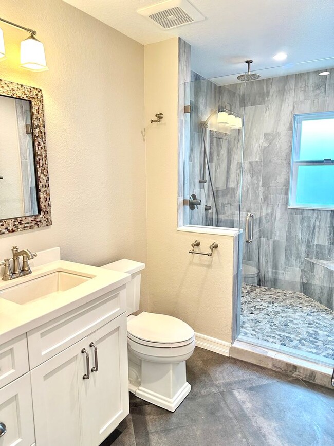 Building Photo - Large 5 Bedroom Single Family Home Near Da...