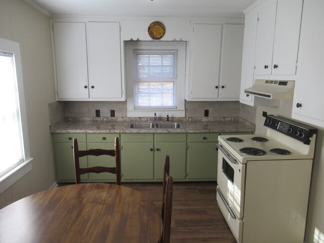 Building Photo - Charming 2-Bedroom Home Near Downtown Linc...