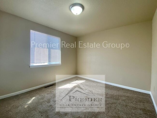 Building Photo - 550 Avenida Del Cielo