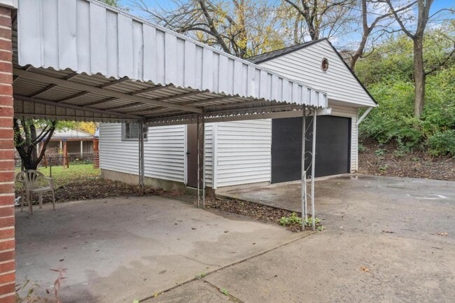 Building Photo - 844 Alverno Ave