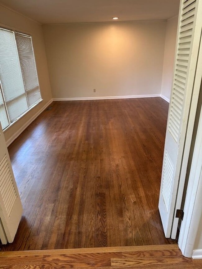 Building Photo - Charming 3 bed, 2 bath, 2 car garage in we...