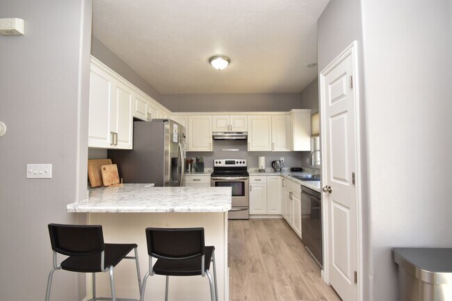 Building Photo - Great 4 Bedroom 3 Bath Home in South Jordan in Amazing HOA Community!