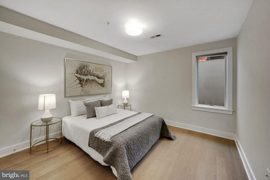 Building Photo - 703 Newton Pl NW