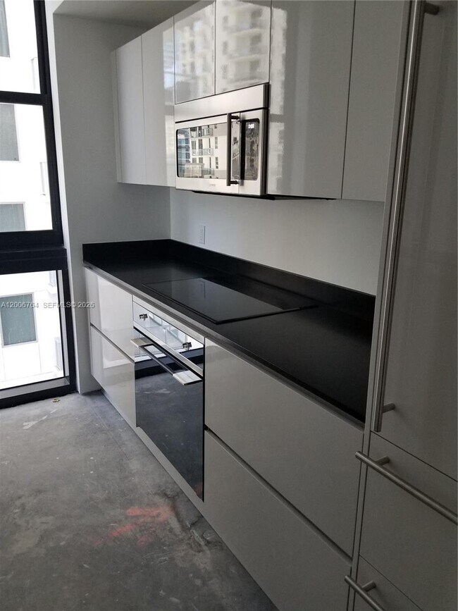 Building Photo - 1010 Brickell Ave