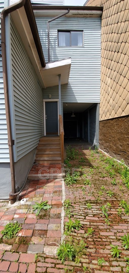 Building Photo - 1109 Goettmann St