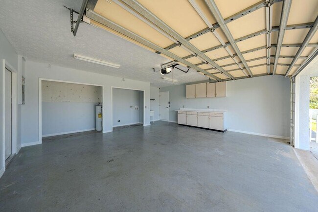 Building Photo - 651 SE Degan Dr