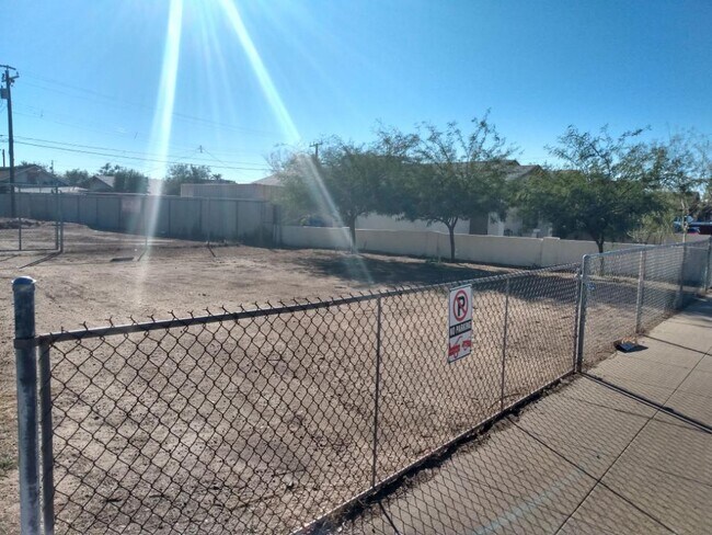 Building Photo - 1327 E Pierce St