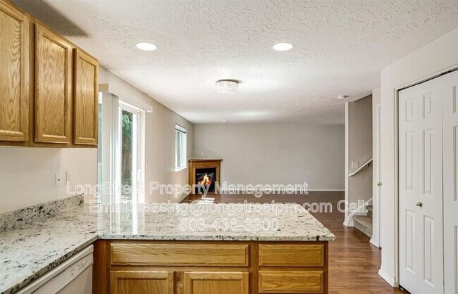Building Photo - 332 NE Carmen Pl