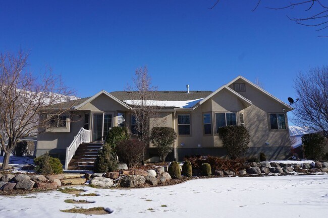 Building Photo - Beautiful Pleasant Grove 6 Bedroom With Mo...