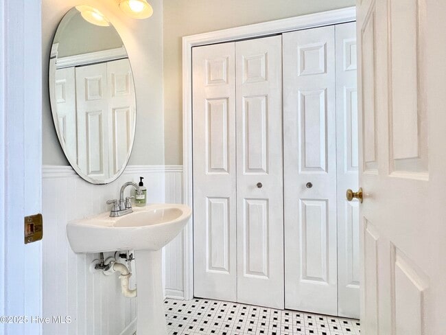 Building Photo - 910 Highgrove Dr