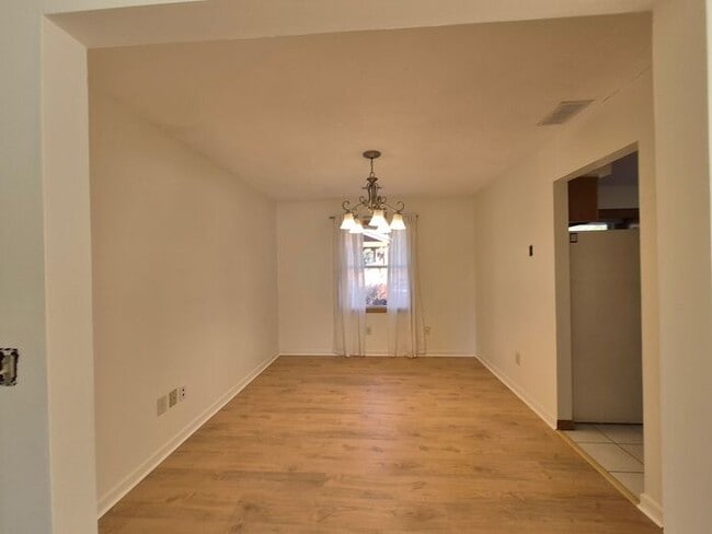 Building Photo - Charming 3BR 1.5BA Home w/ In-Unit Laundry + Central Air + Garage in Avon