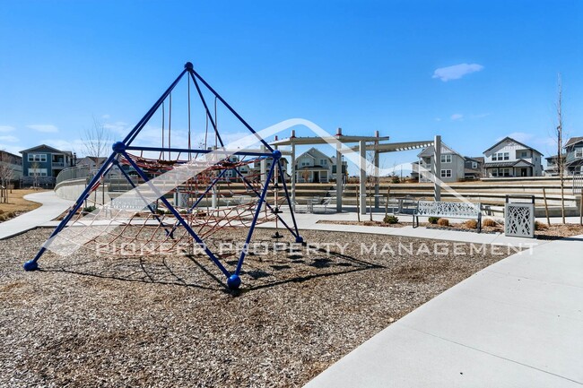 Building Photo - Spacious Home with Washer/Dryer and Mounta...