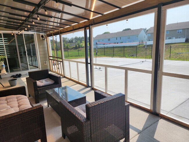 Building Photo - Like New Single Family Home minutes from B...