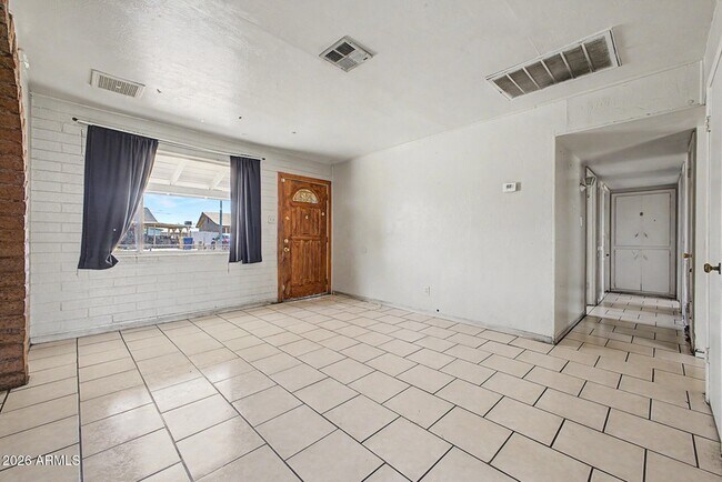 Building Photo - 5828 N 63rd Dr