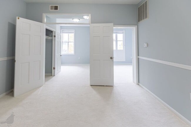 Building Photo - Terrific Two Bedroom Gem in Georgetown! Pa...