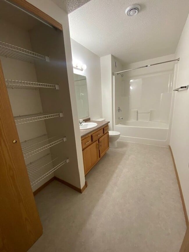 Building Photo - Comfortable 4 Bedroom with Garage & Fenced Yard for Rent!