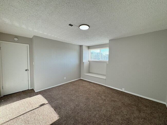 Building Photo - 1326 Holland Park Blvd