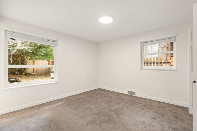 Building Photo - 3 bedroom 1.75 bath House