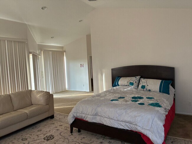Building Photo - Spacious and Furnished 9 Bedroom House Nea...