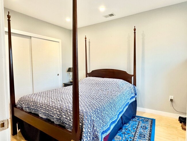 Building Photo - 2 Bedroom with Parking and Pets Welcome!