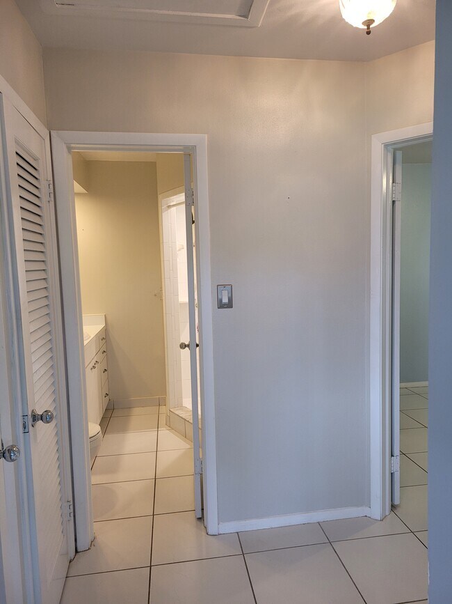 HALLWAY - 1829 Towhee Ln