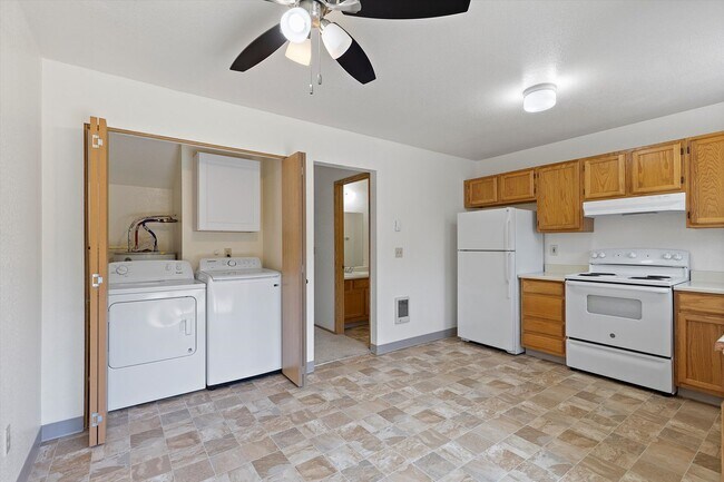 Building Photo - 2 Bedroom Townhouse