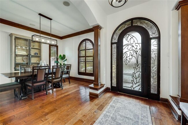 Building Photo - Luxury Tuscan Villa Retreat with Lake Views