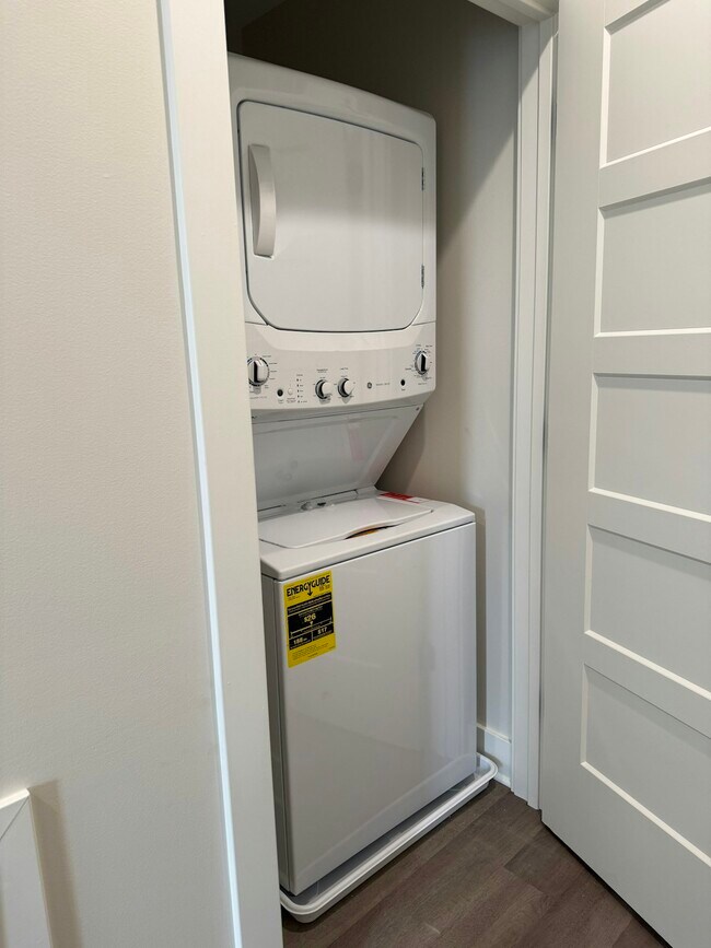 Building Photo - 106 E Erie St