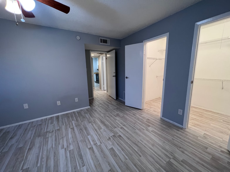 Building Photo - 7076 N Holiday Dr