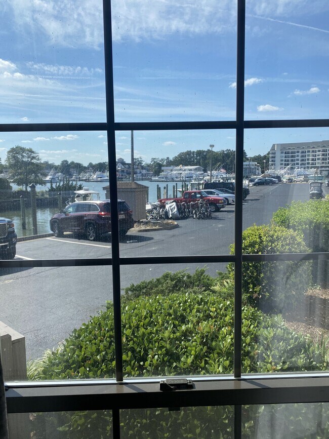 Building Photo - 423 Harbour Point