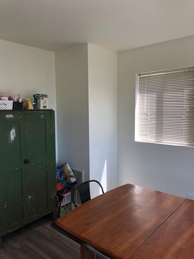 Building Photo - 4 Bedroom Townhome in Hawks Ridge
