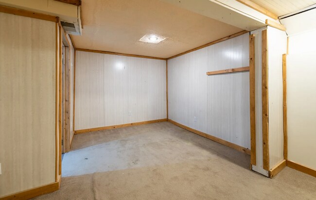 Building Photo - 25% OFF FIRST MONTHS RENT - Large Beautifu...