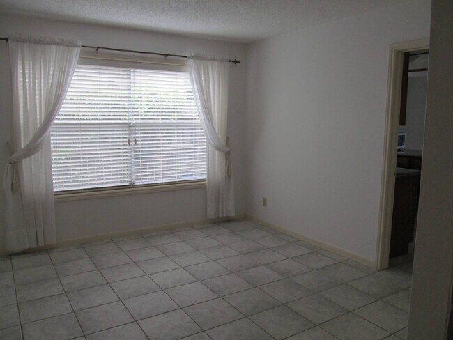 Building Photo - 2118 Hickory Lawn Dr