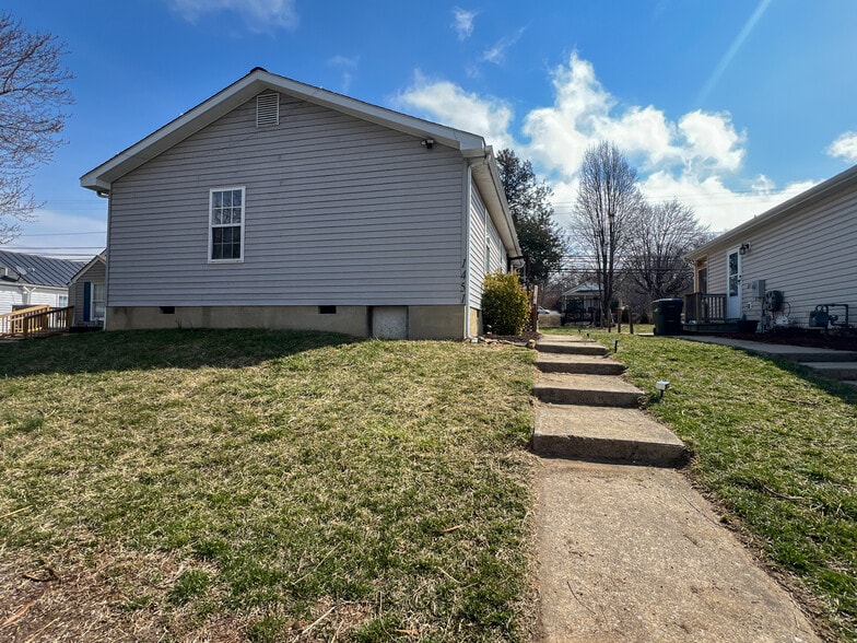 Access to house from driveway by the alley - 1451 N Delphine Ave