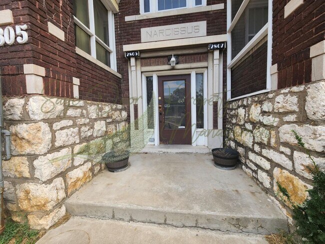 Building Photo - MIDTOWN!!! 1/2 MONTH OF FREE RENT!