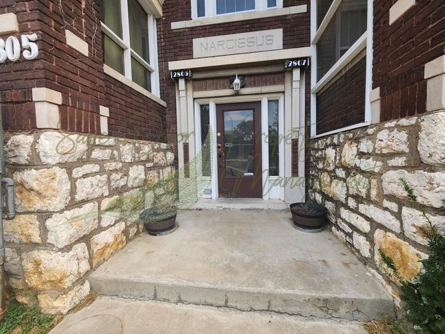Building Photo - ORIGINAL HARDWOOD FLOORS!!!