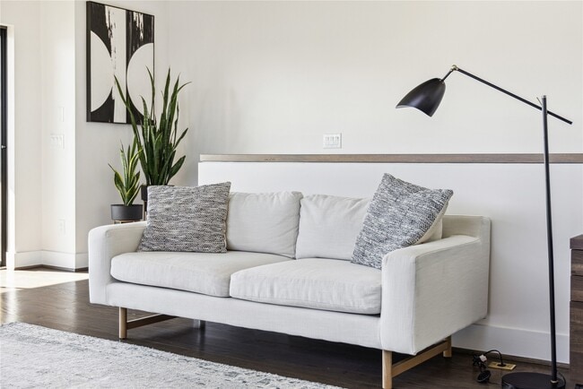 Building Photo - 306 W Pierce St